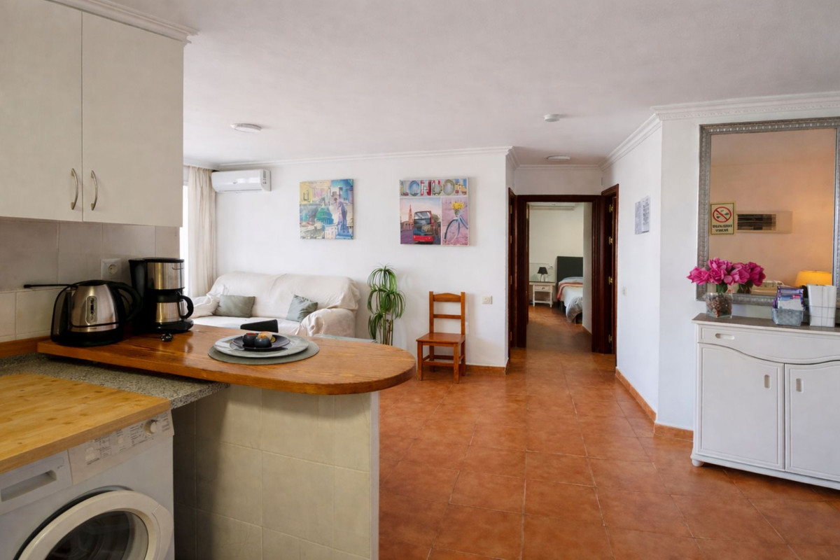 2 Bedroom Apartment in Benalmádena - Photo 11