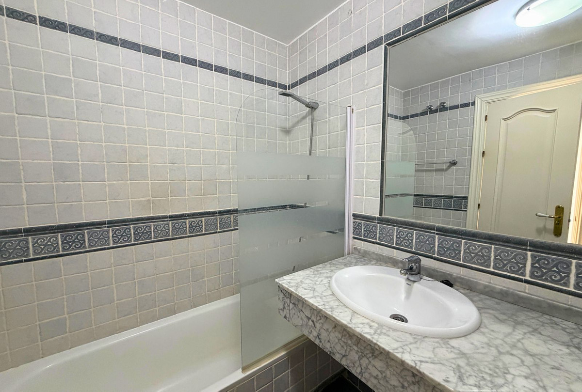 Piso de 2 dormitorios con piscina en Málaga – Foto 25