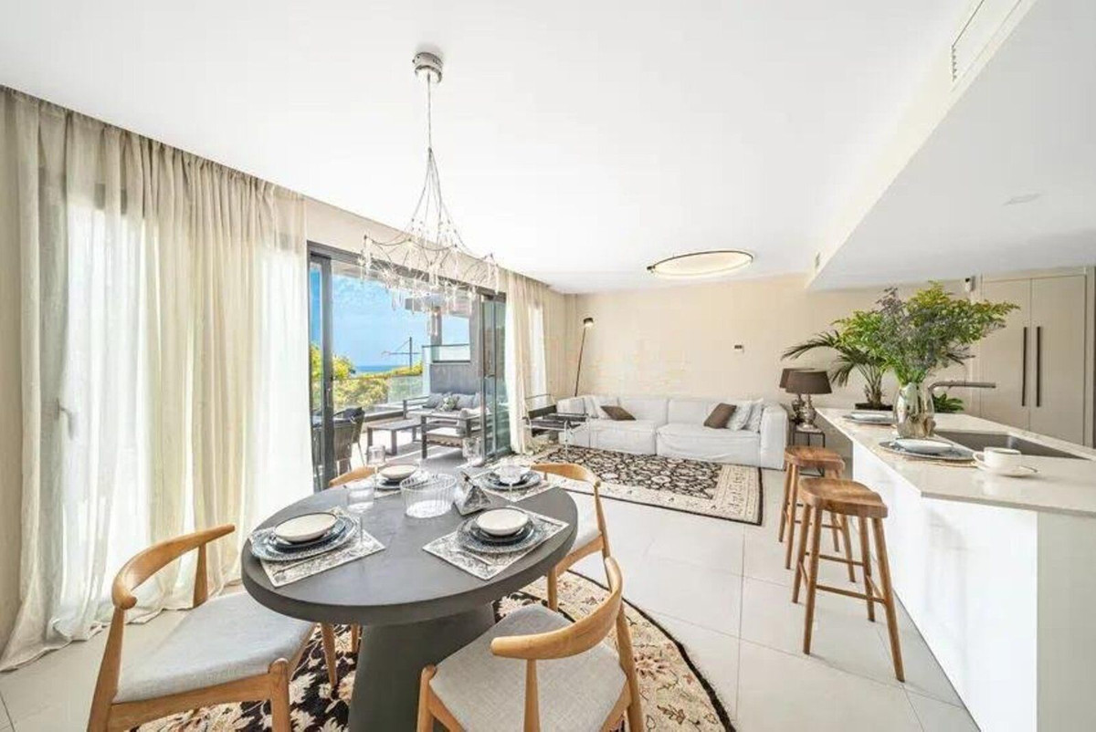3 Bedroom Apartment in Estepona - Photo 2
