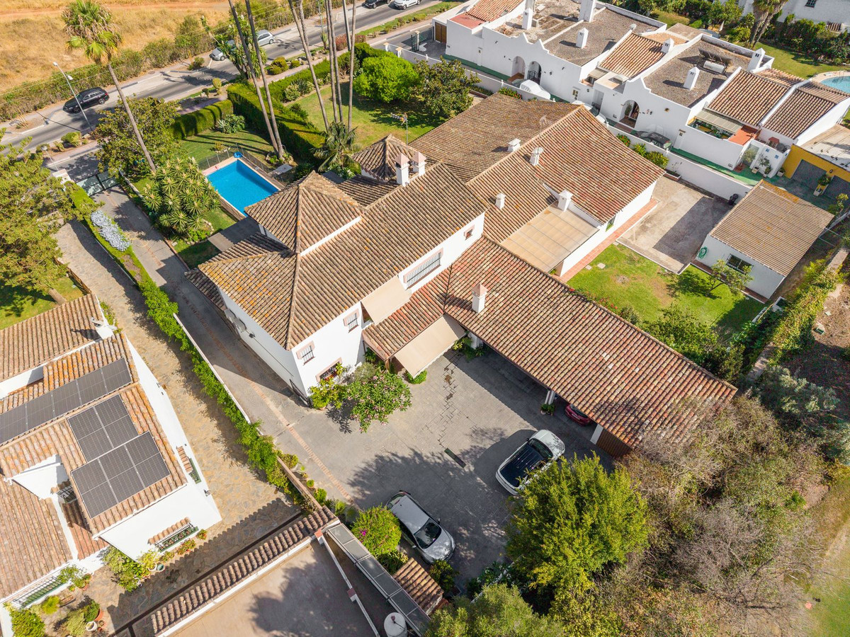 6 Bedroom Villa in Marbella - Photo 3