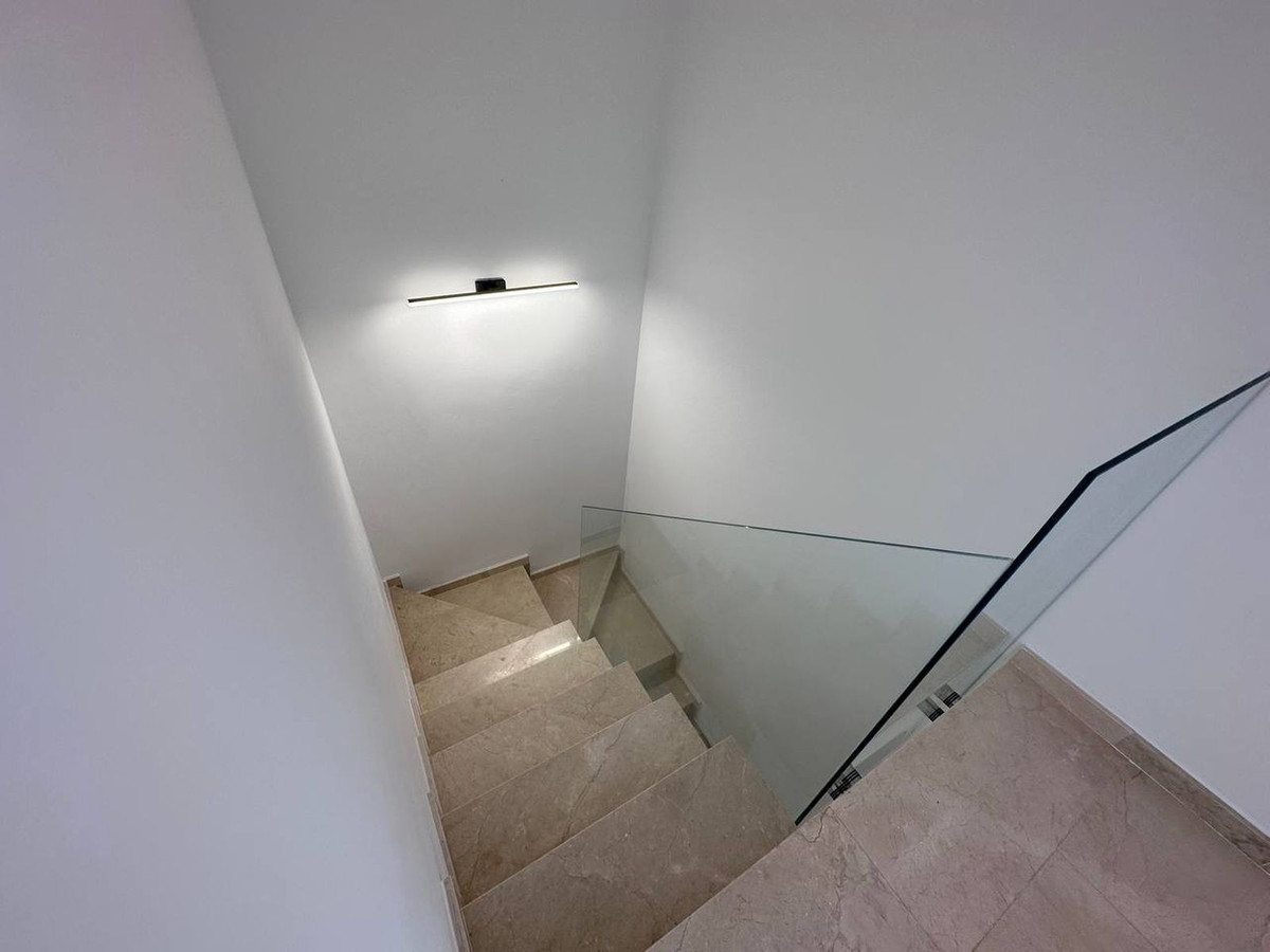 3 Bedroom Penthouse in Estepona - Photo 22