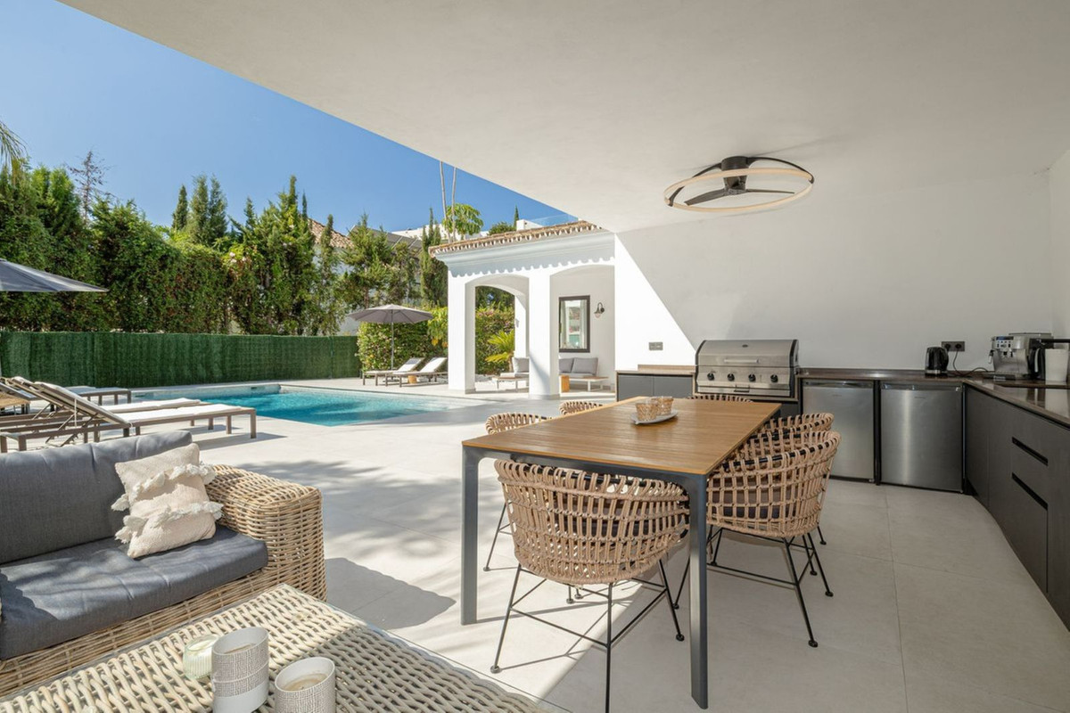5 Bedroom Villa in Estepona - Photo 9