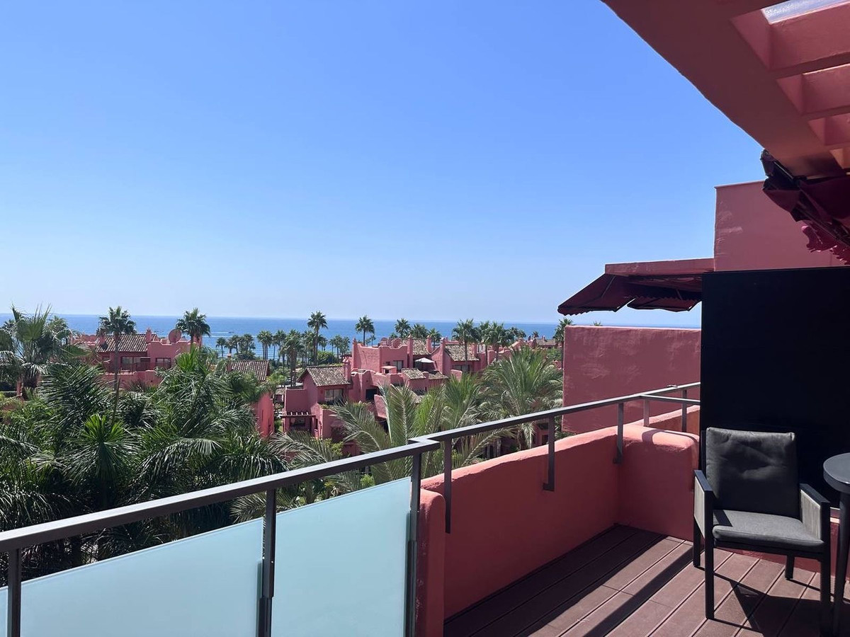 3 Bedroom Penthouse in Estepona - Photo 4