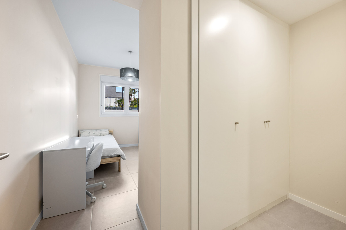 2 Bedroom Apartment in Estepona - Фото 26