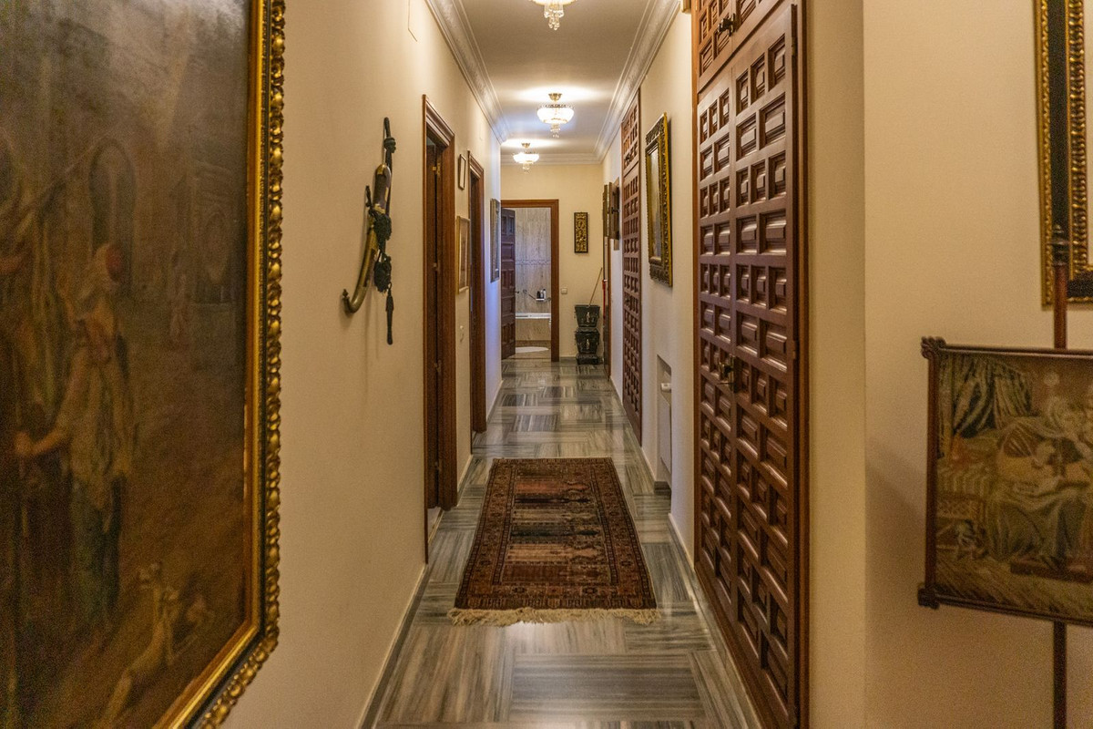 6 Bedroom Villa in Estepona - Photo 25