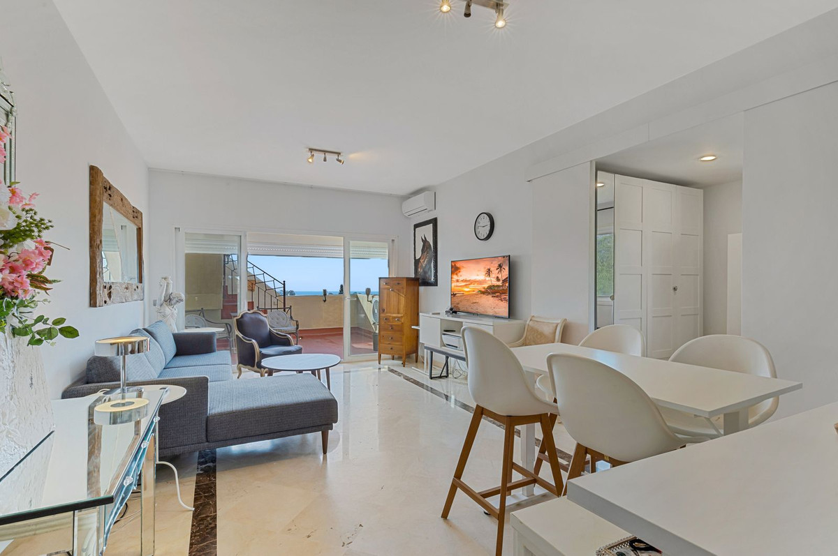 1 Bedroom Apartment in Benahavís - Photo 5