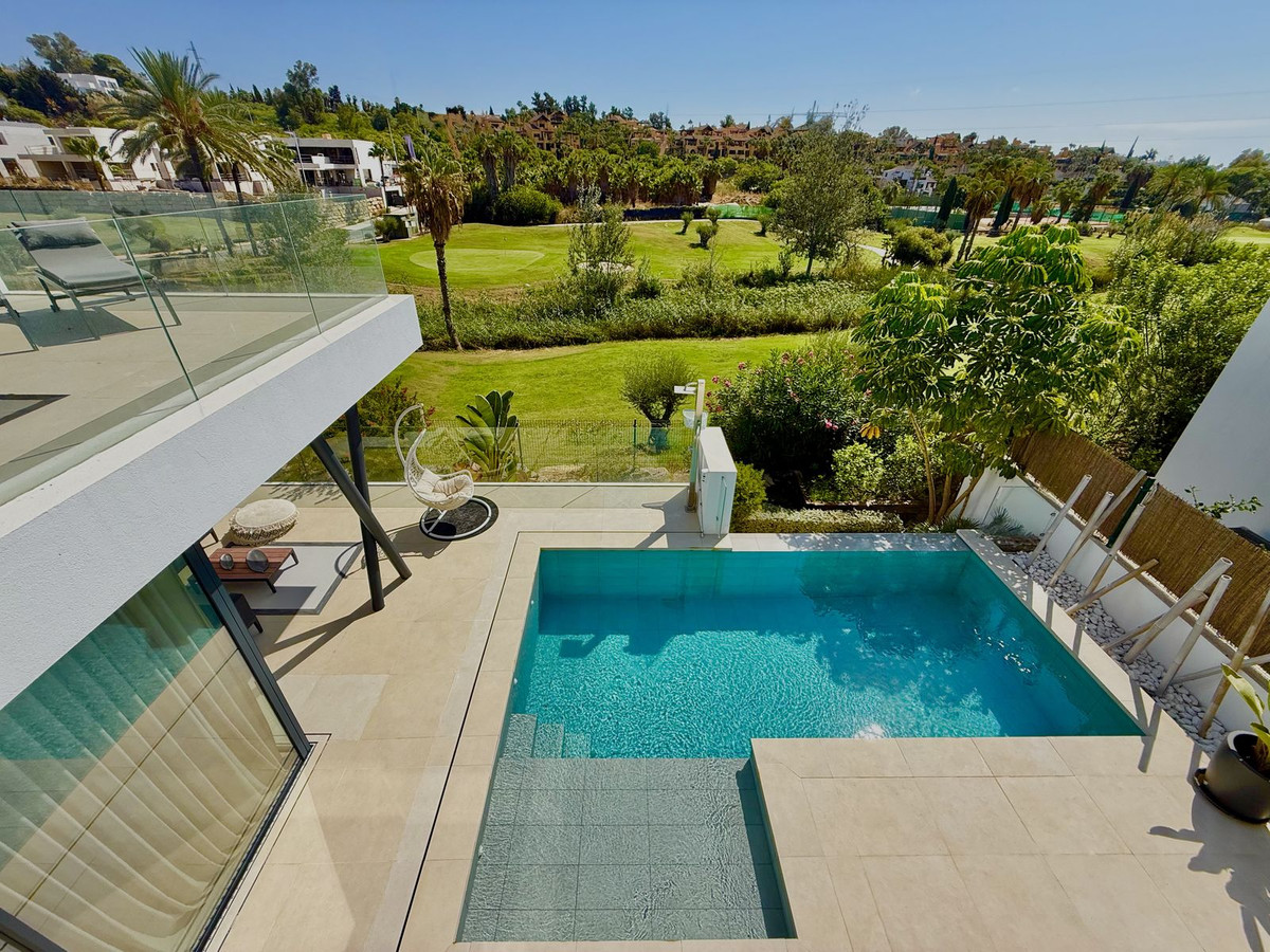 4 Bedroom Villa in Estepona - Photo 2