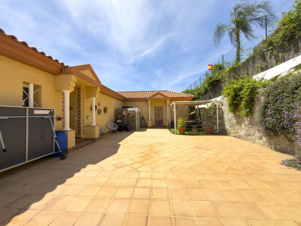 5 Bedroom Villa in Coín - Photo 4