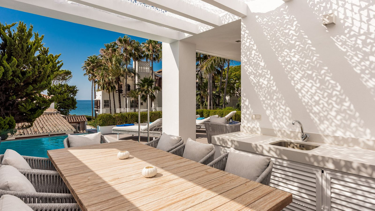 4 Bedroom Villa in Marbella - Photo 6