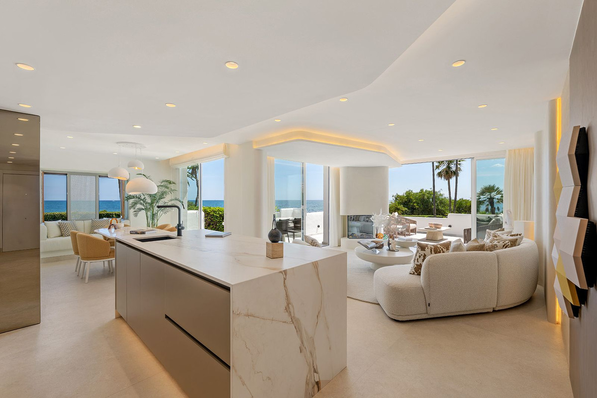 3 Bedroom Apartment in Estepona - Photo 3