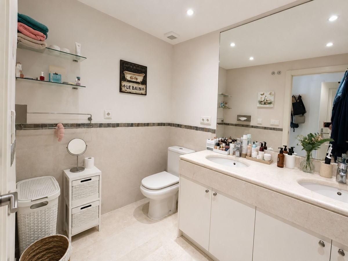 2 Bedroom Apartment in Estepona - Photo 14