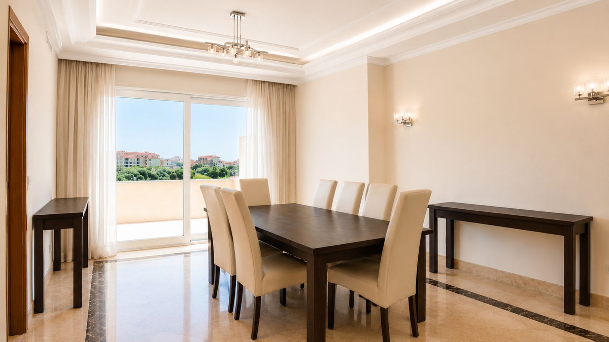 Piso de 4 dormitorios con piscina en Málaga – Foto 5