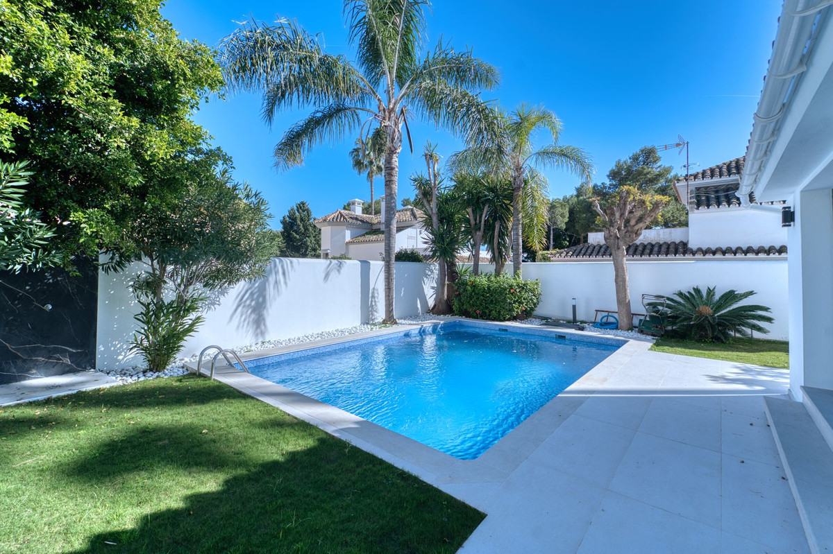 5 Bedroom Villa in Marbella - Photo 28