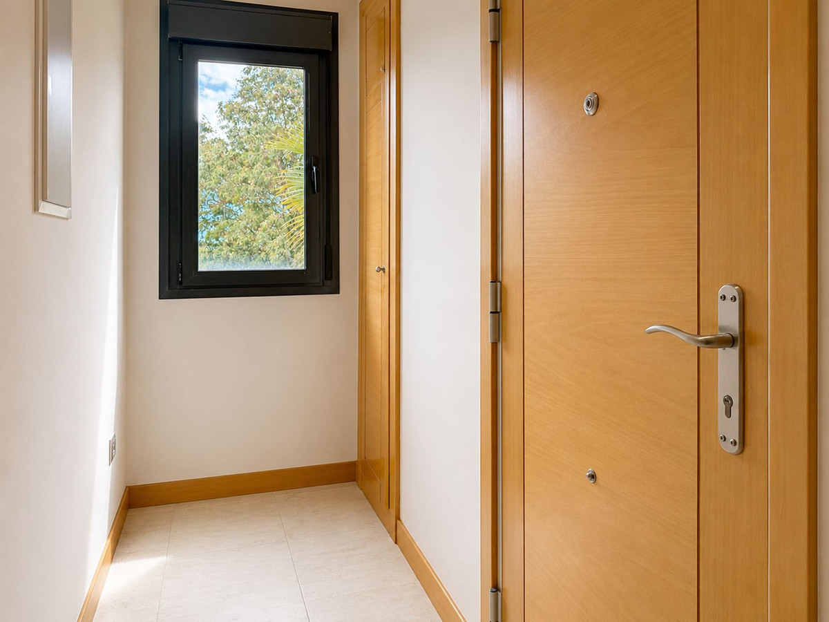 2 Bedroom Apartment in Estepona - Photo 9