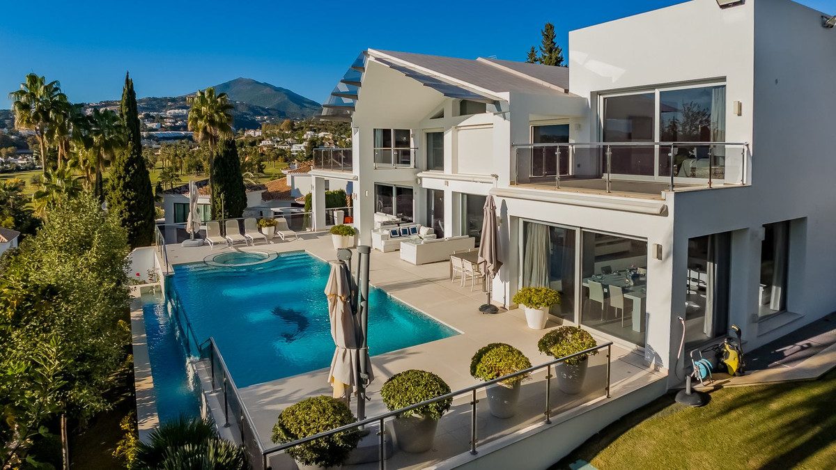 5 Bedroom Villa in Marbella - Photo 4
