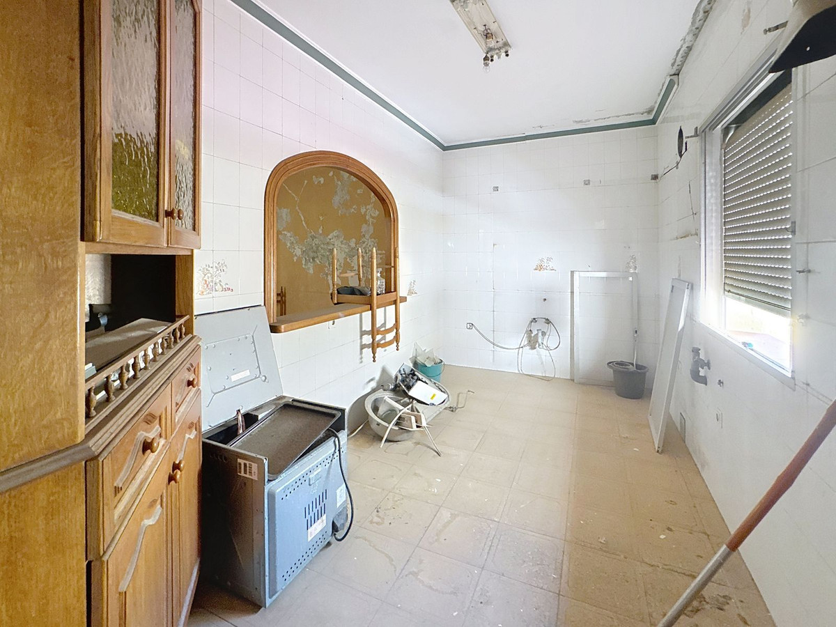 5 Bedroom Townhouse in Estepona - Photo 18