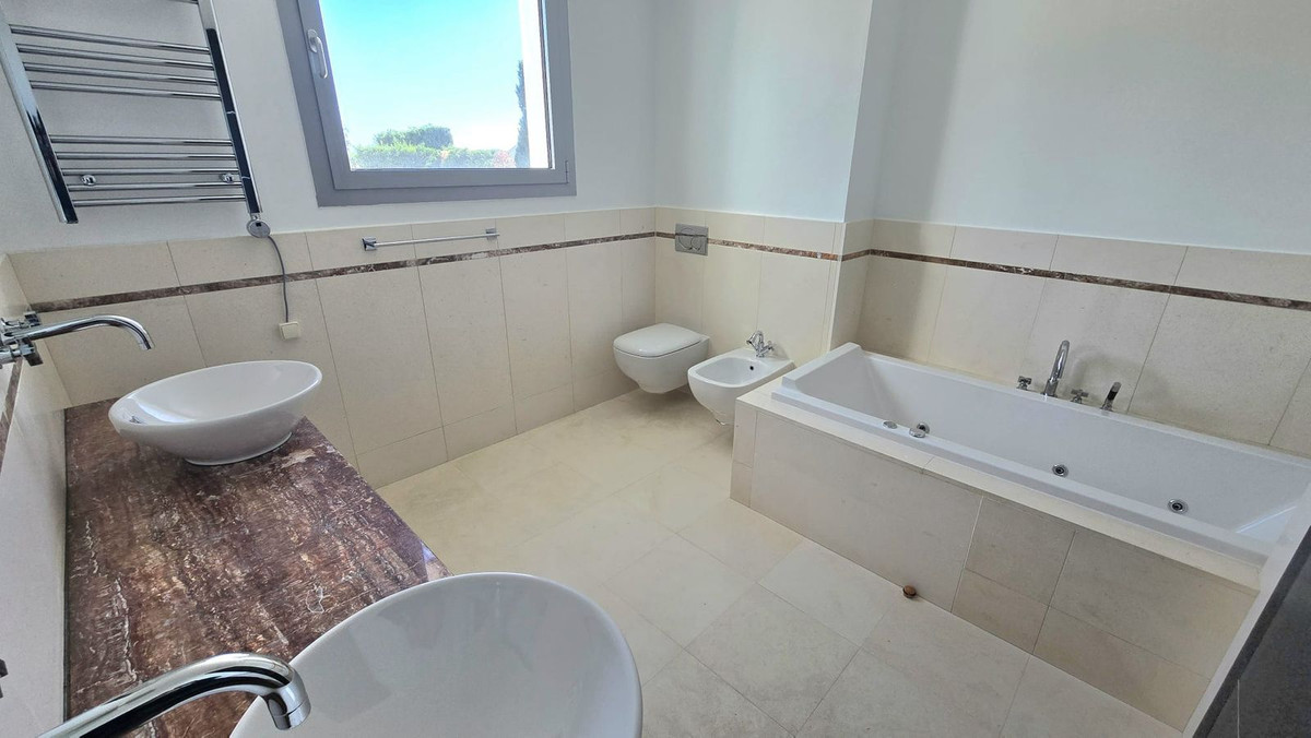 5 Bedroom Villa in Marbella - Photo 22