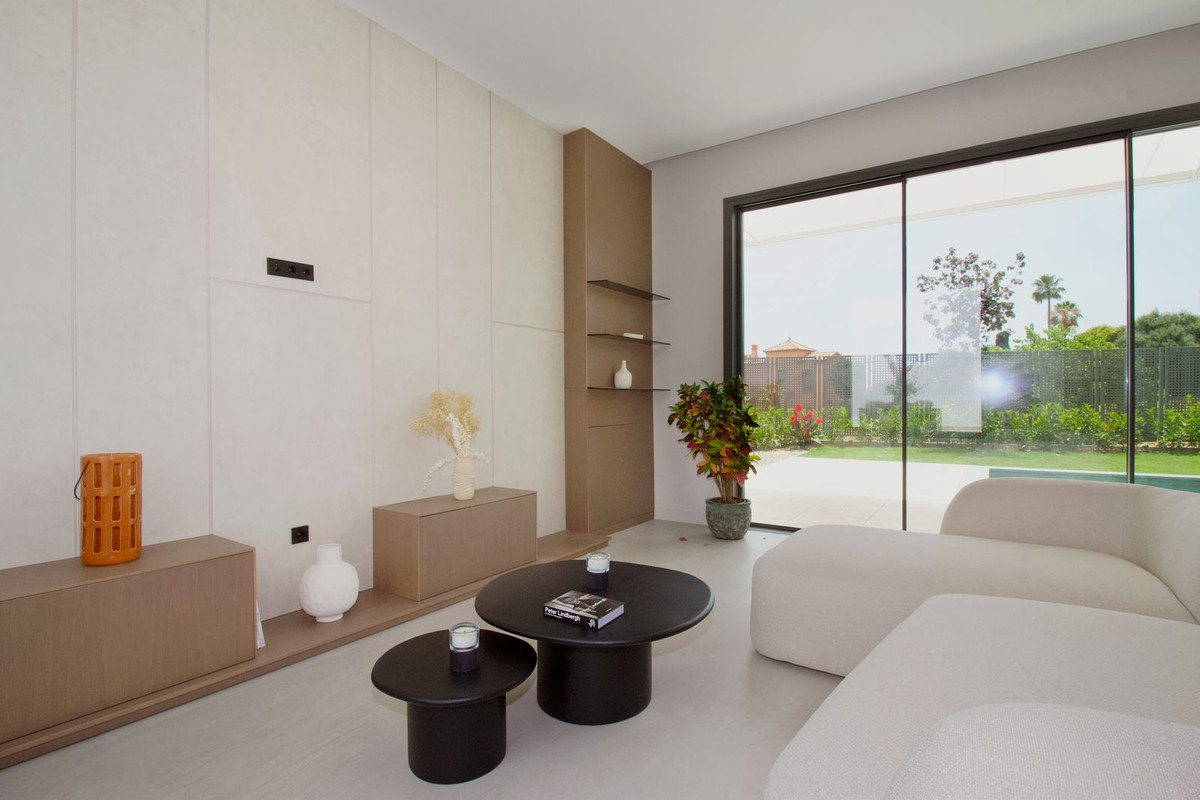 4 Bedroom Villa in Estepona - Photo 11