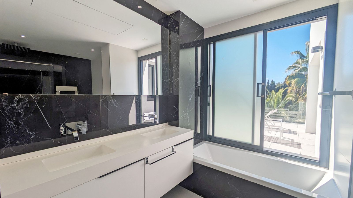 5 Bedroom Villa in Marbella - Photo 24