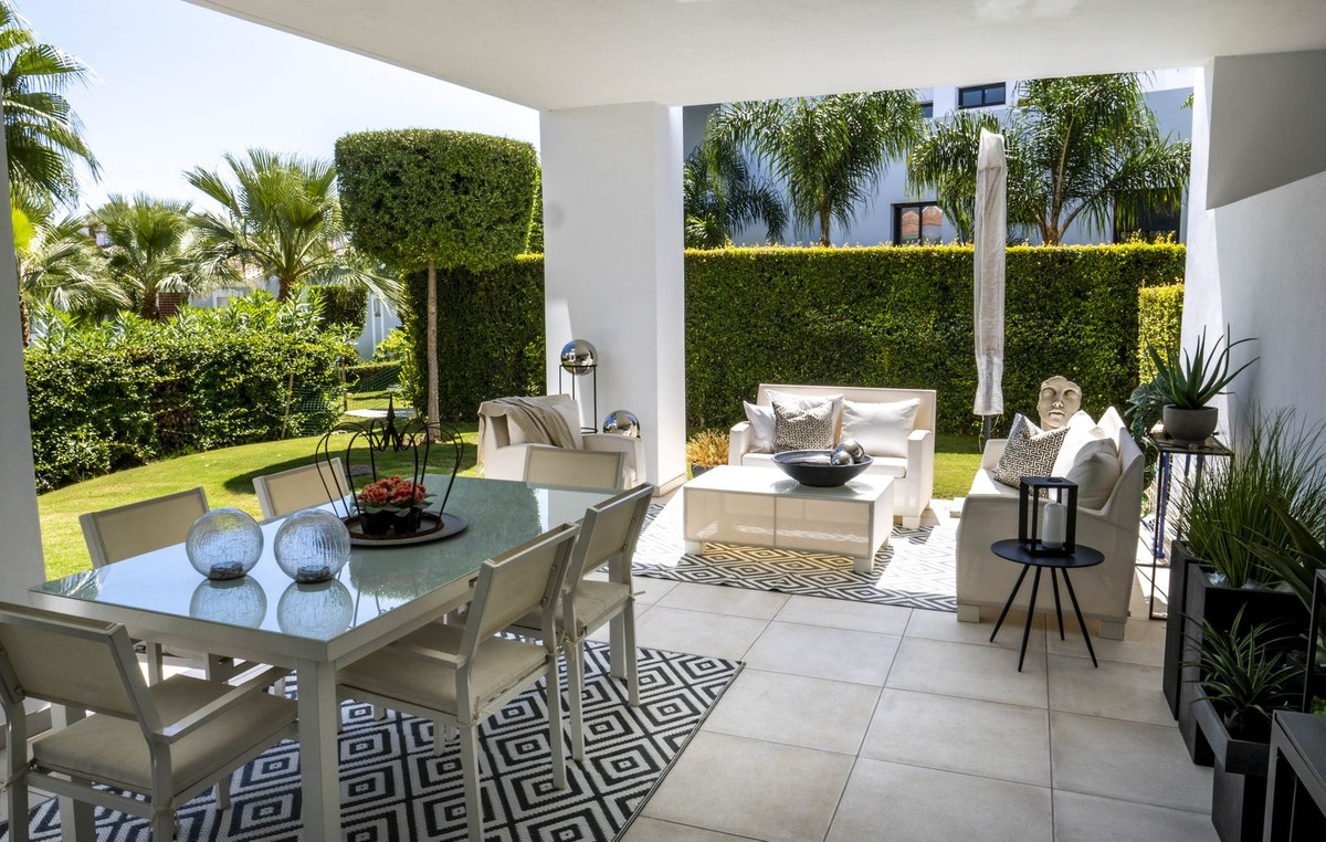 2 Bedroom Apartment in Estepona - Photo 4