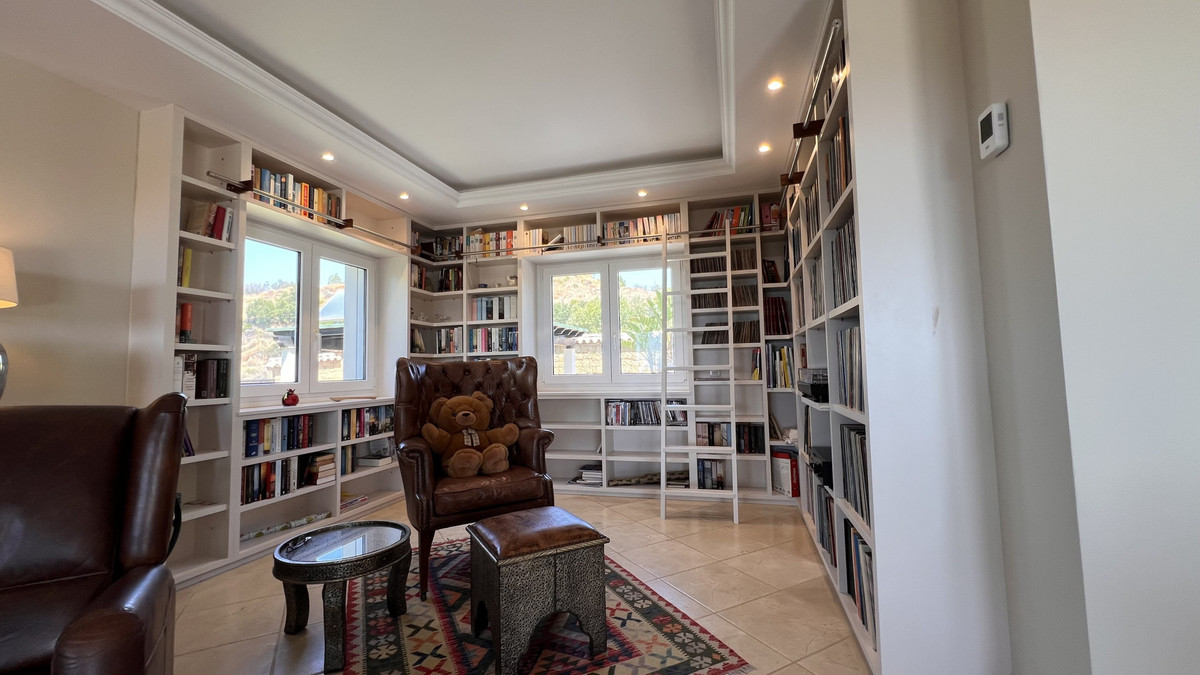 4 Bedroom Villa in Estepona - Photo 12
