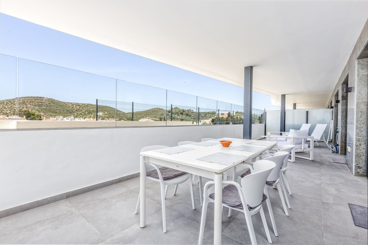 2 Bedroom Apartment in Fuengirola - Photo 9