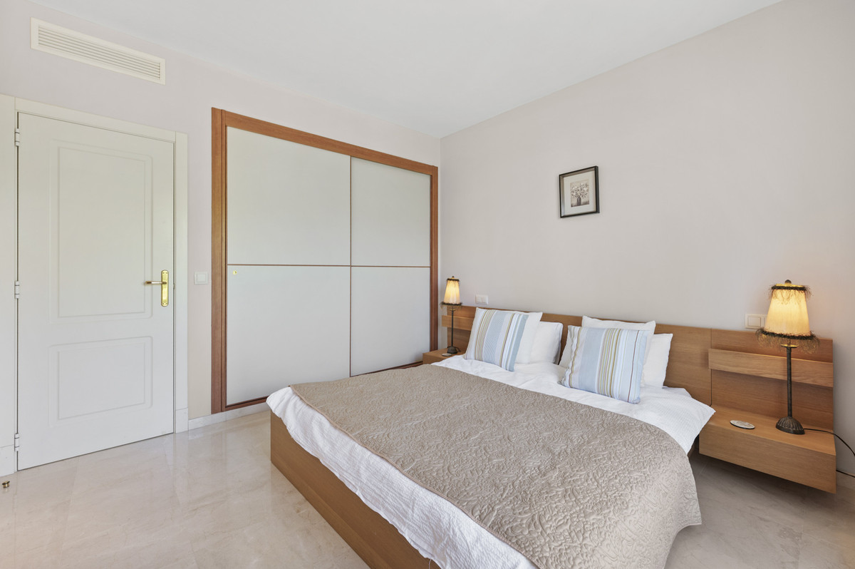 3 Bedroom Penthouse in Benahavís - Photo 24
