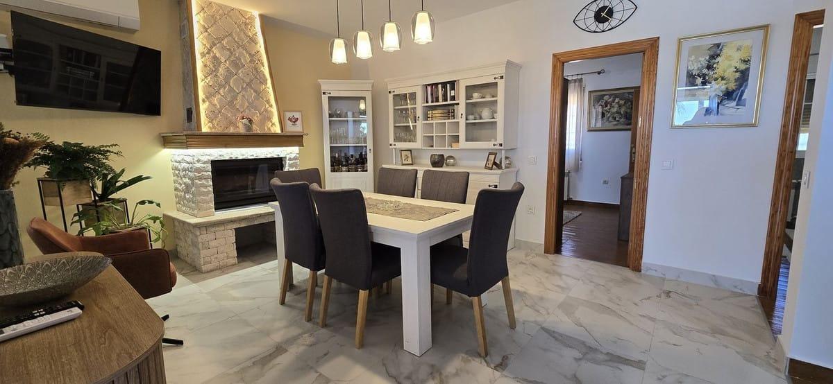 5 Bedroom Villa in Coín - Photo 2