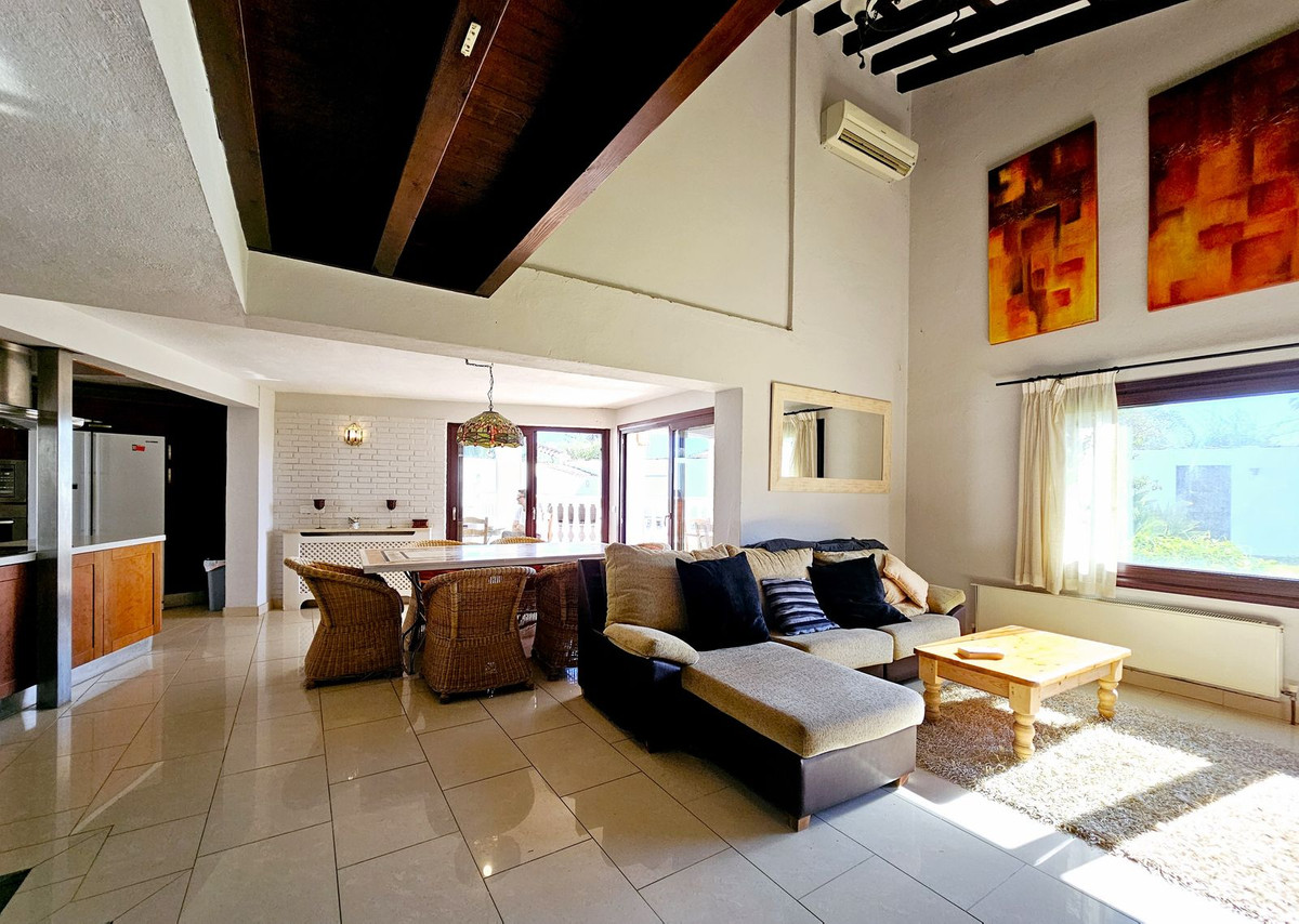 6 Bedroom Villa in Estepona - Photo 10