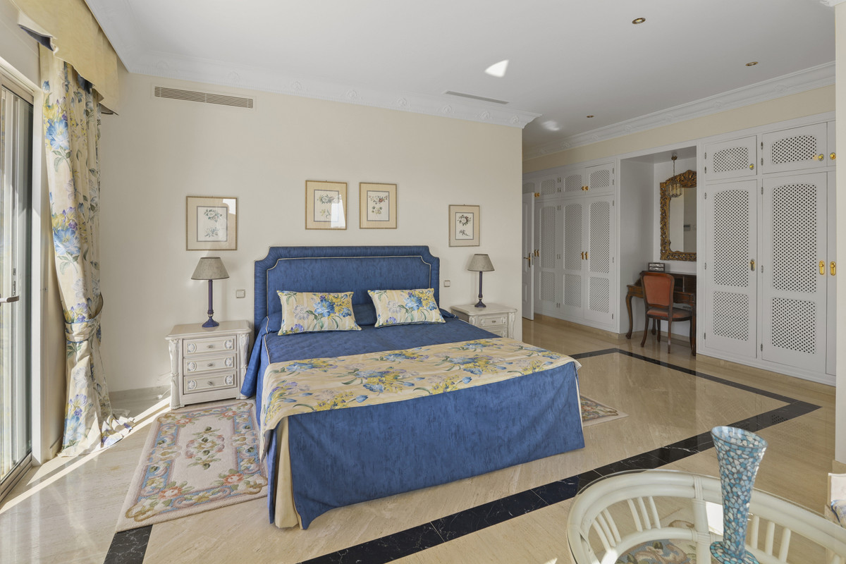 5 Bedroom Villa in Estepona - Photo 26