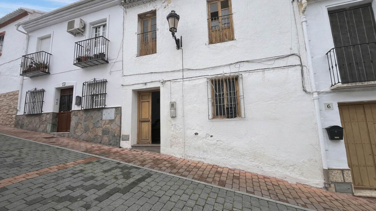 4 Bedroom Townhouse in Colmenar - Photo 9