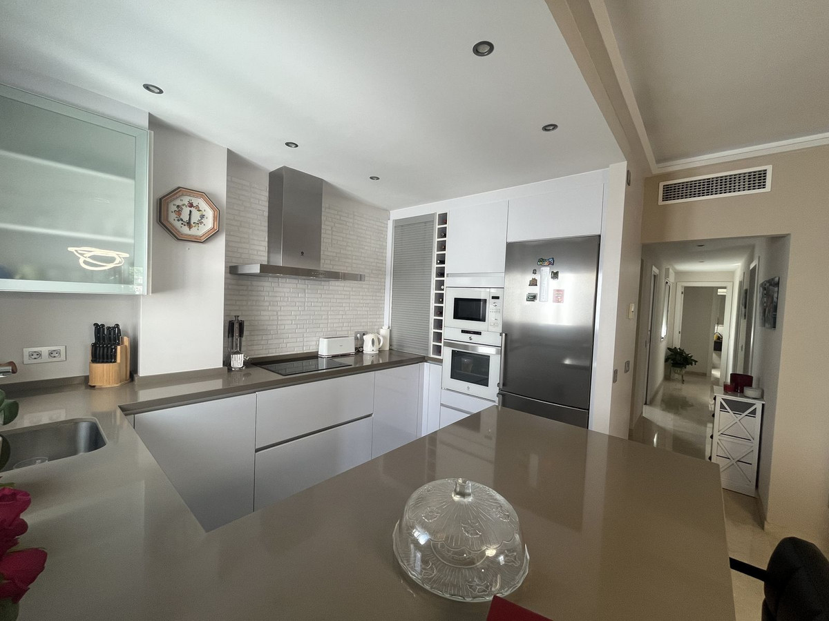 3 Bedroom Penthouse in Estepona - Photo 16