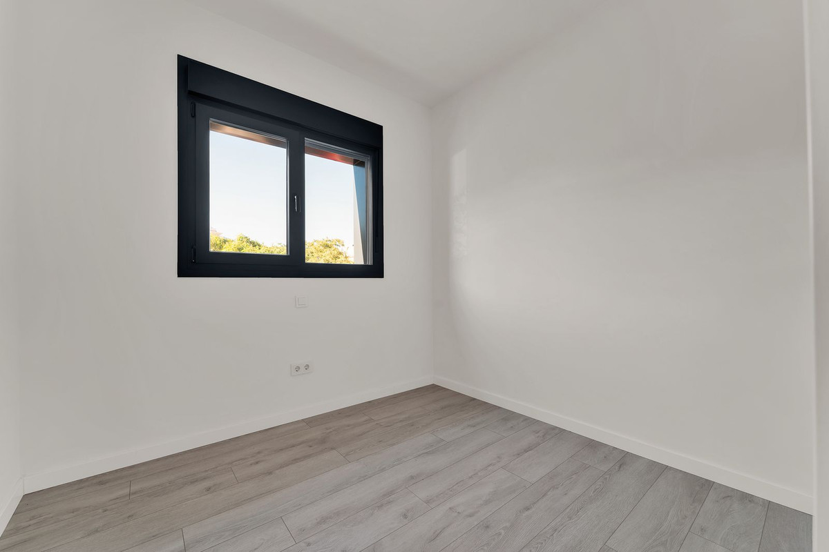 3 Bedroom Apartment in Estepona - Photo 10