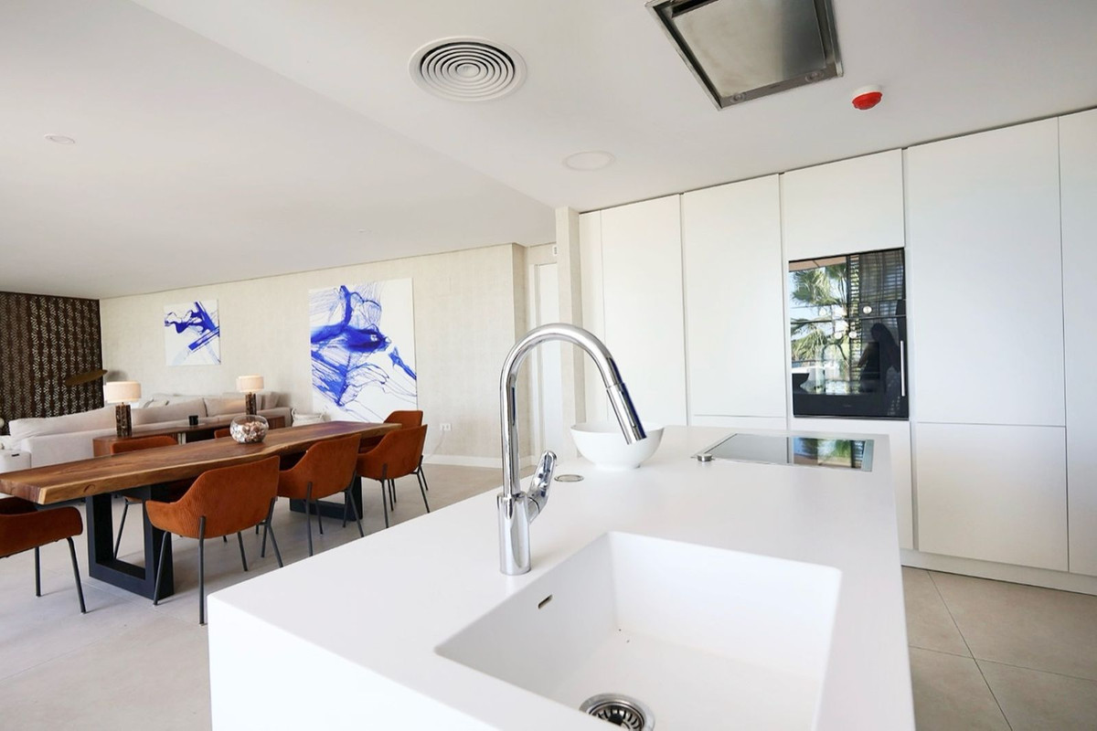 4 Bedroom Apartment in Estepona - Photo 11