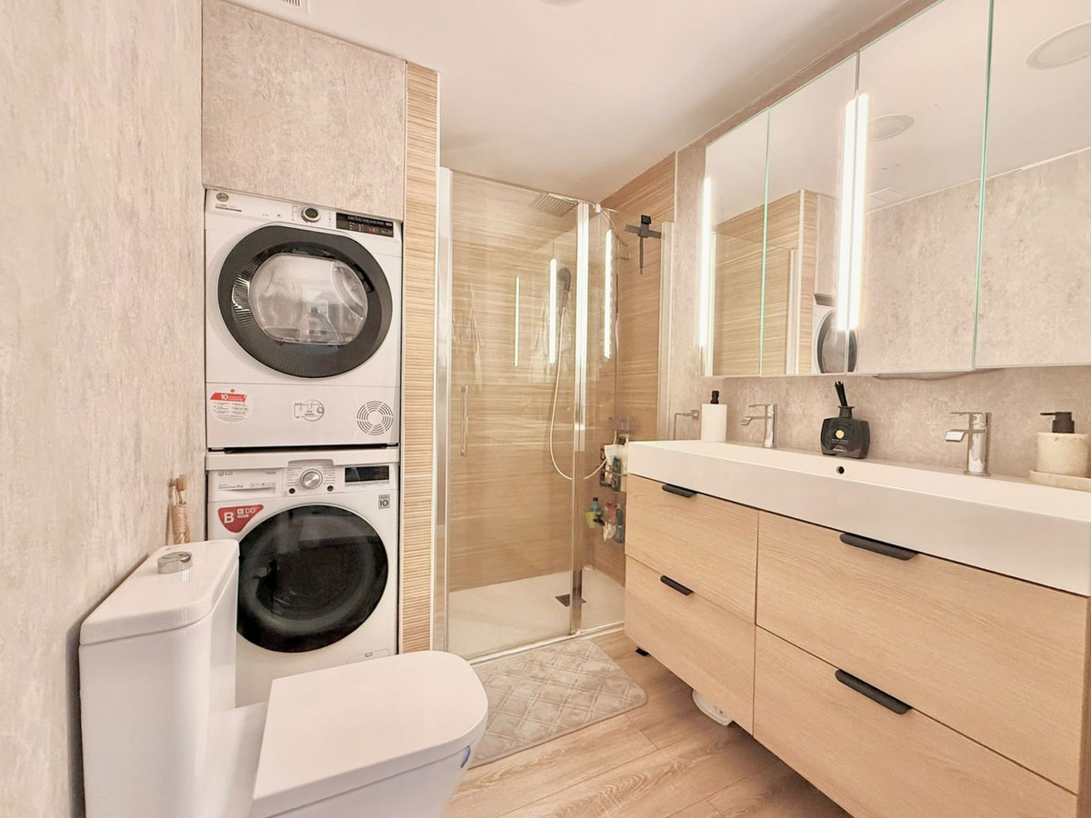 2 Bedroom Apartment in Fuengirola - Photo 12