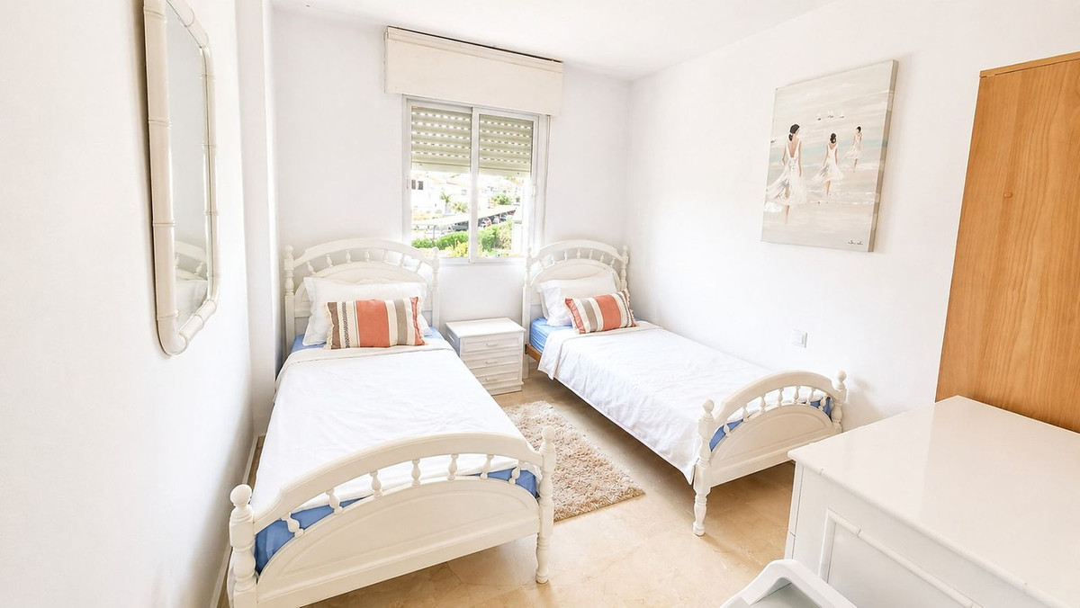 2 Bedroom Apartment in Estepona - Photo 24