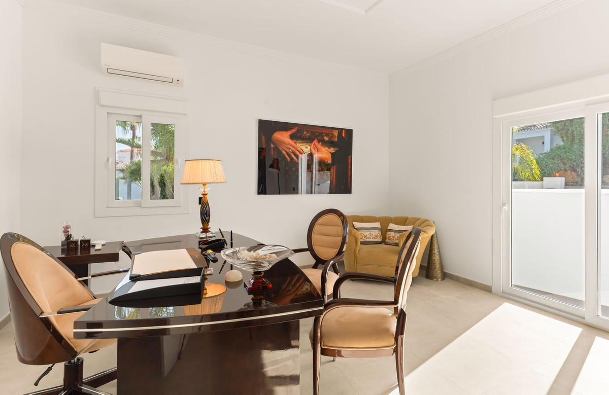 6 Bedroom Villa in Estepona - Photo 16