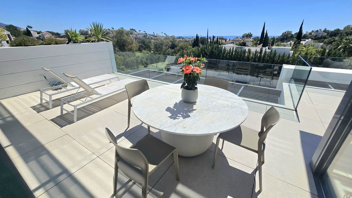 2 Bedroom Apartment in Benahavís - Photo 16