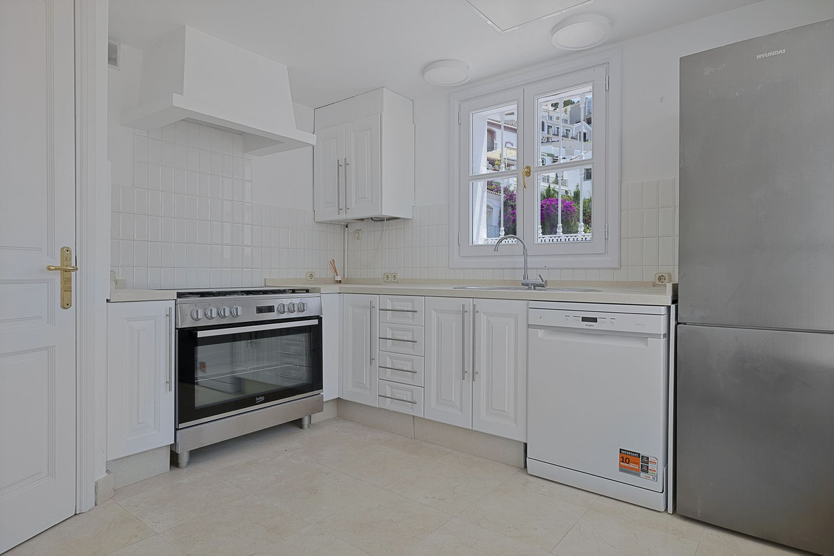 3 Bedroom Townhouse in Benahavís - Photo 7