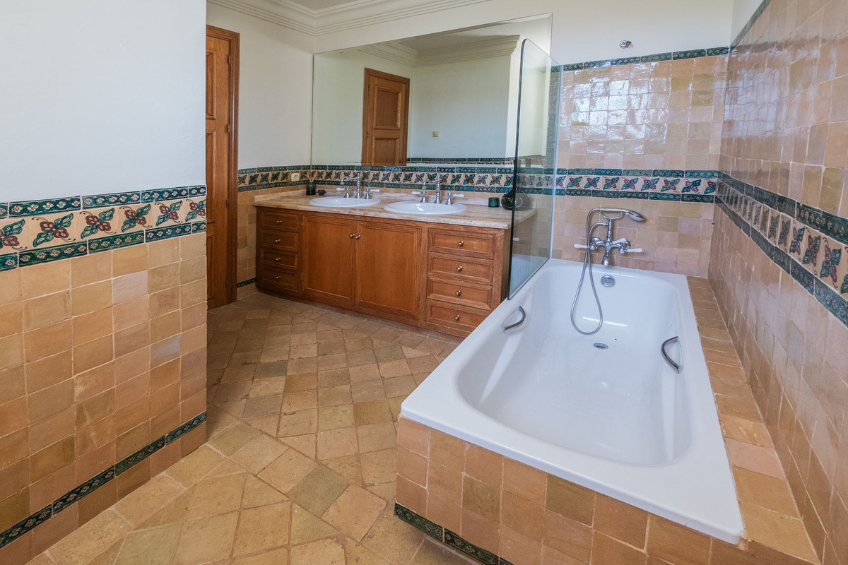 10 Bedroom Villa in Estepona - Photo 41