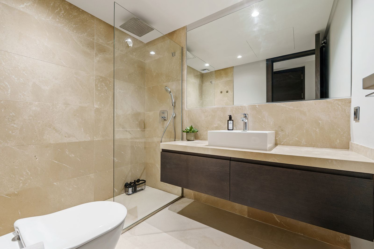 6 Bedroom Villa in Marbella - Photo 46
