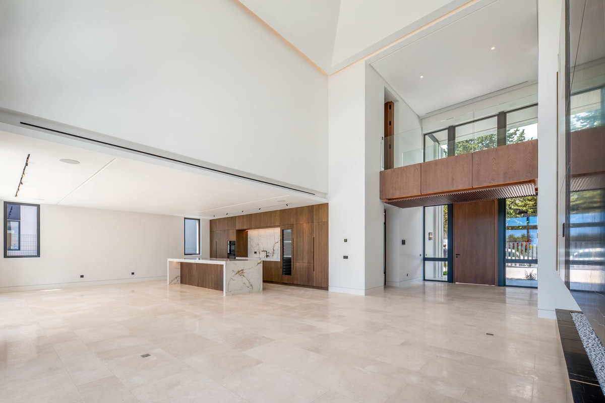 6 Bedroom Villa in Marbella - Photo 18