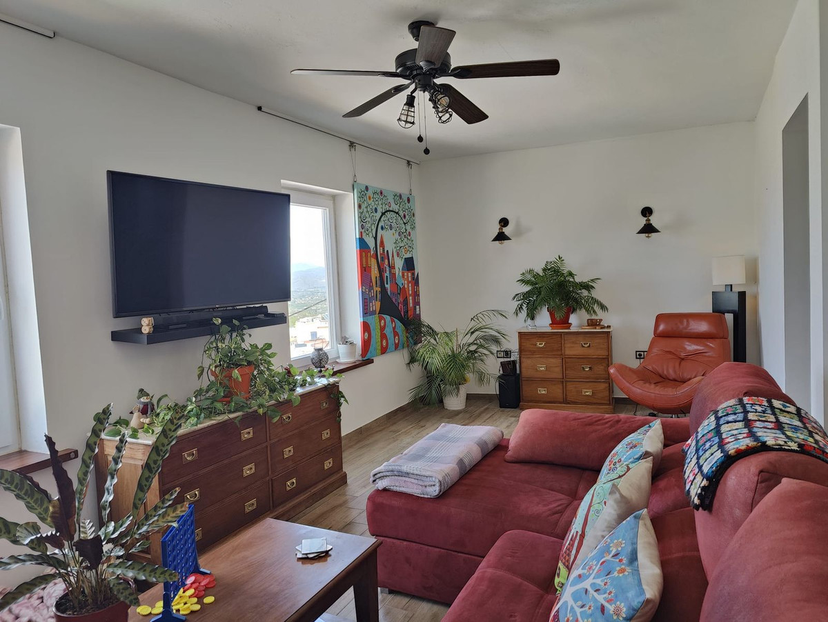 4 Bedroom Townhouse in Alhaurín el Grande - Photo 11