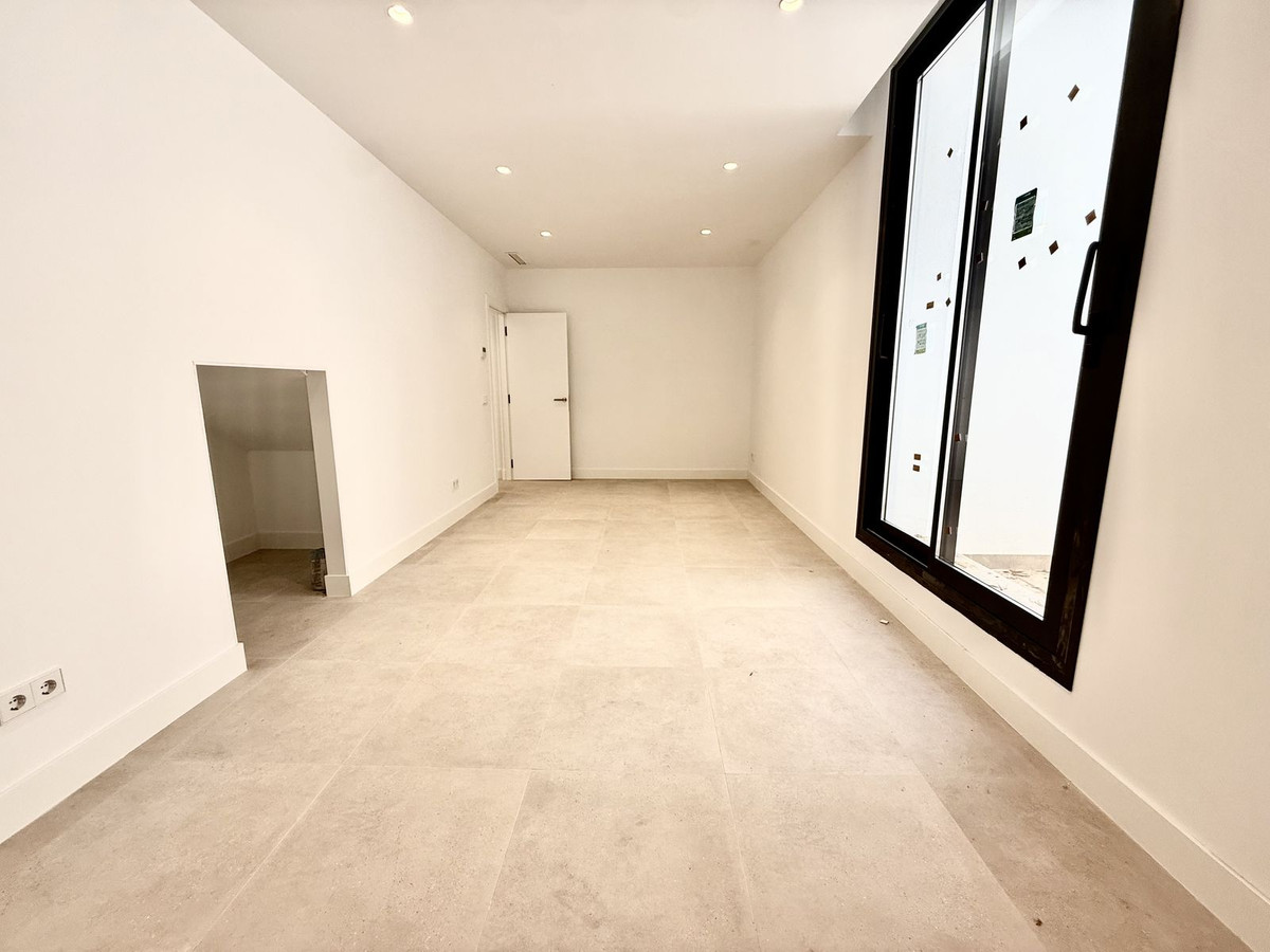 6 Bedroom Villa in Estepona - Photo 38