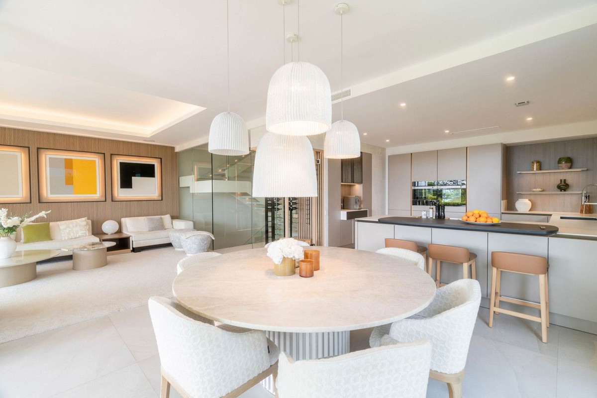 4 Bedroom Villa in Marbella - Photo 2
