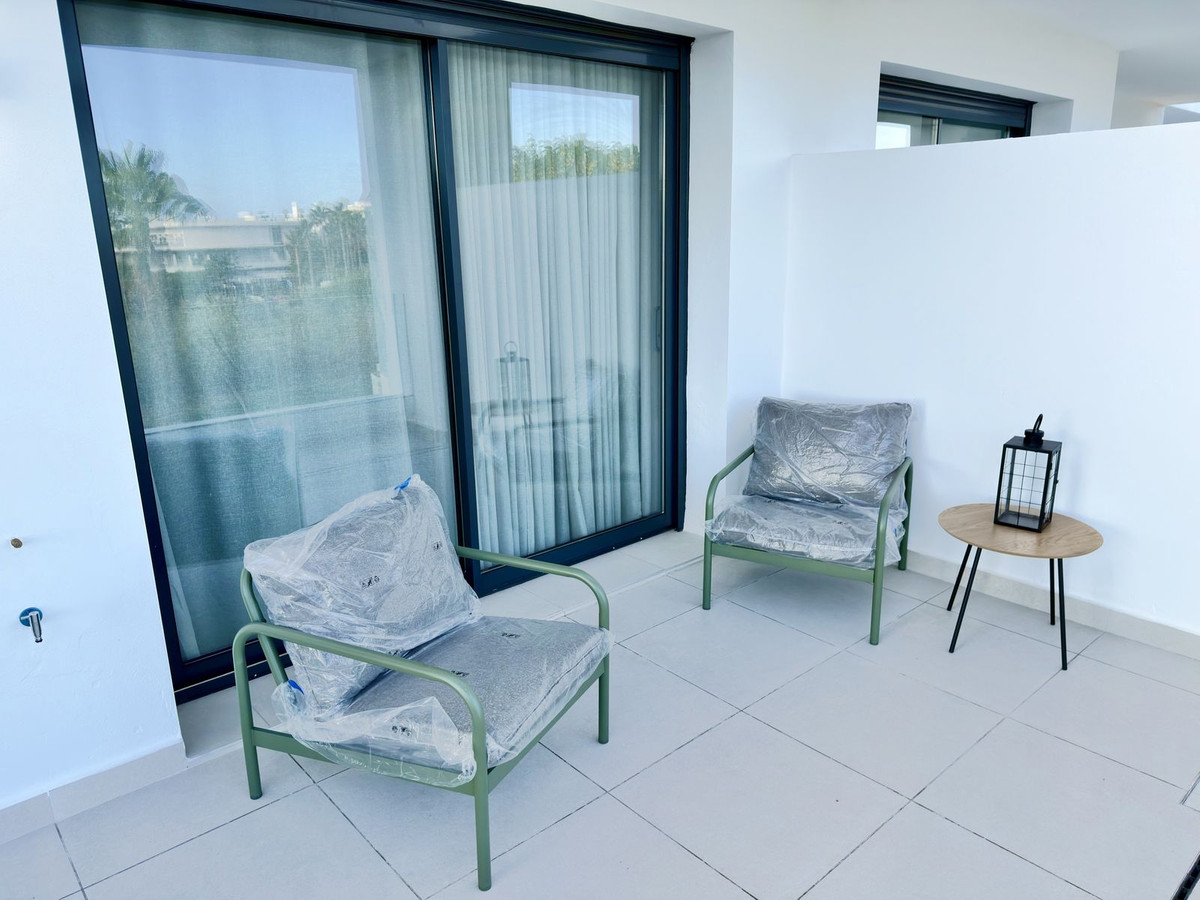 2 Bedroom Apartment in Estepona - Photo 18