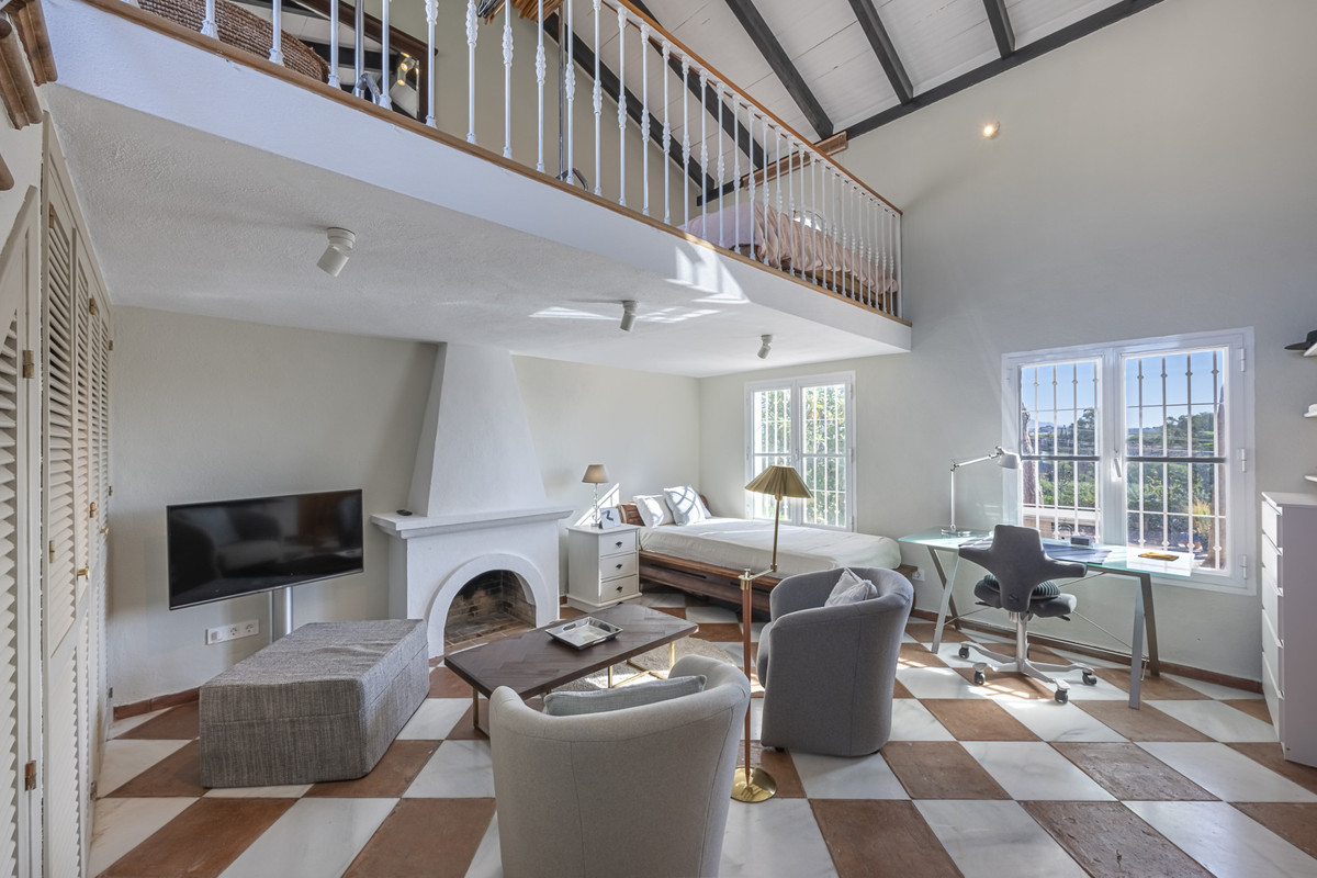 4 Bedroom Villa in San Pedro de Alcántara - Photo 23