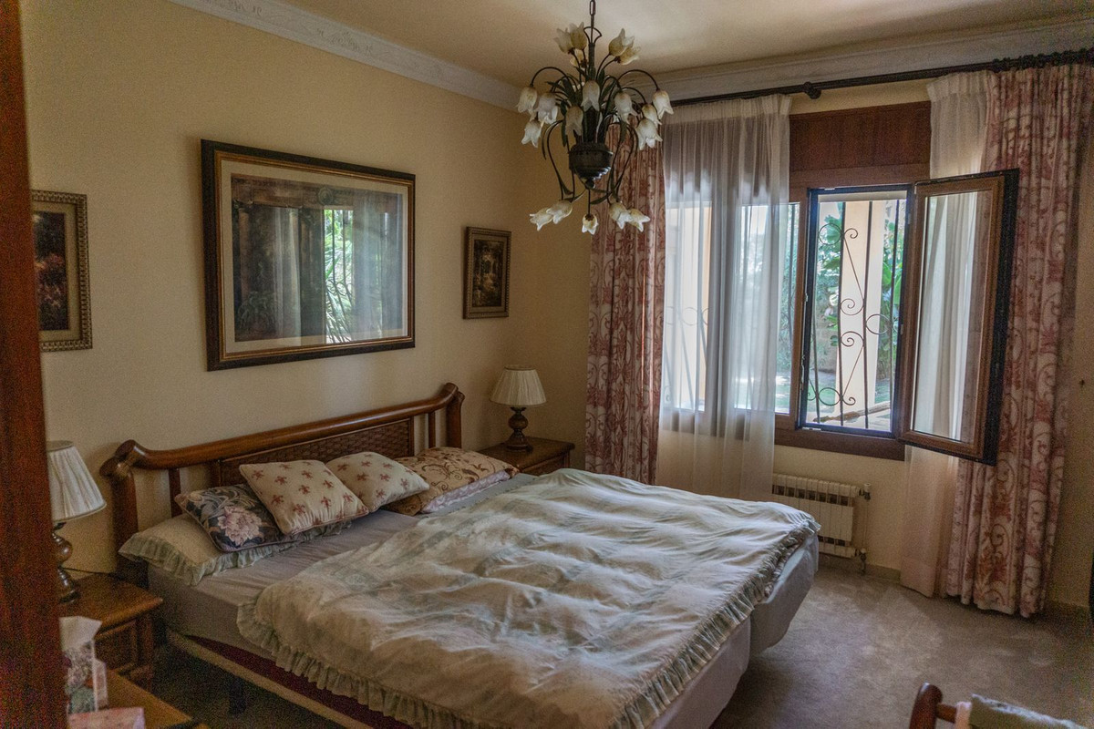 6 Bedroom Villa in Estepona - Photo 27
