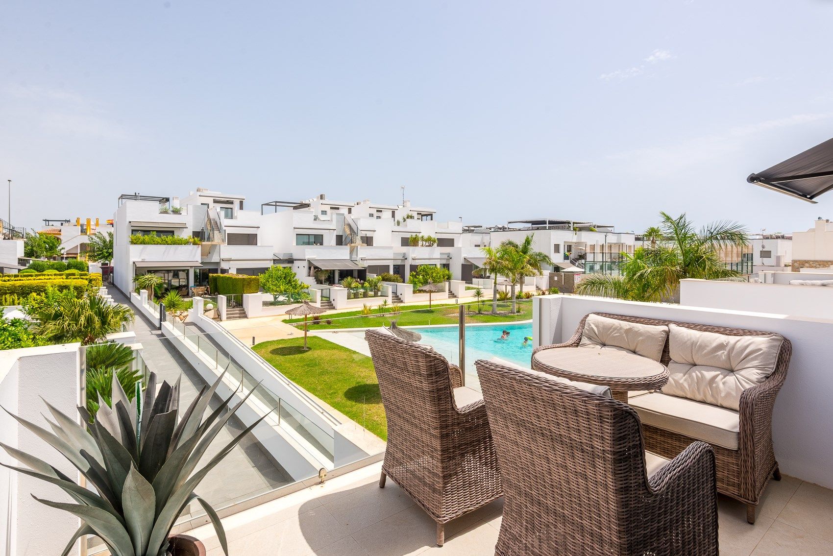 Piso de 2 dormitorios con piscina en Alicante – Foto 1