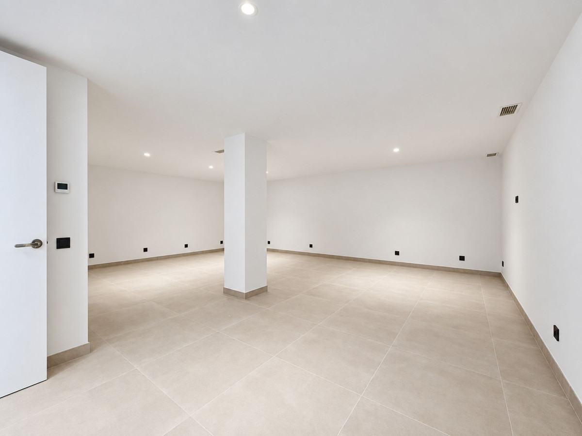 5 Bedroom Villa in Marbella - Photo 42